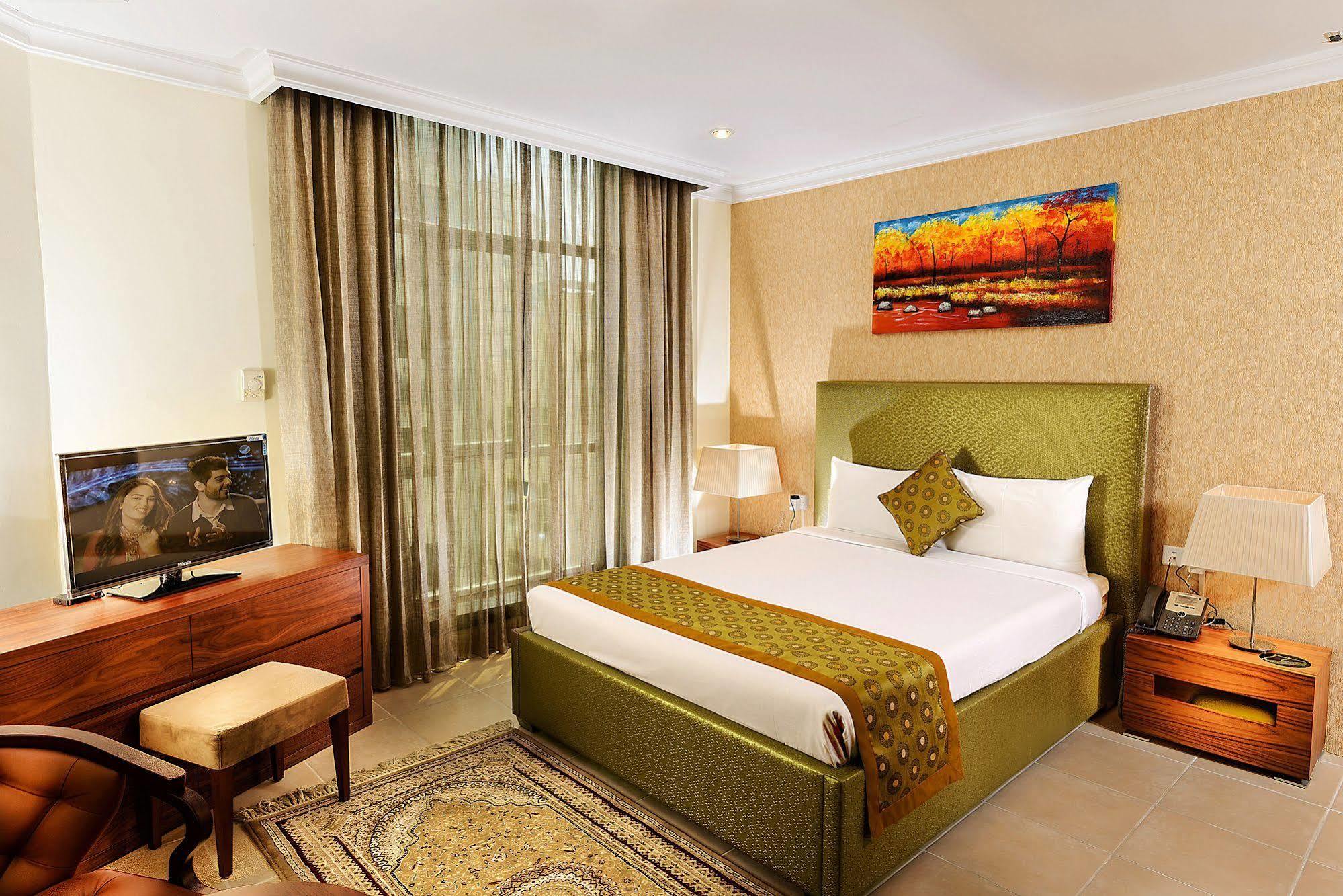 Bravo Royal Hotel Suites Кувейт Экстерьер фото